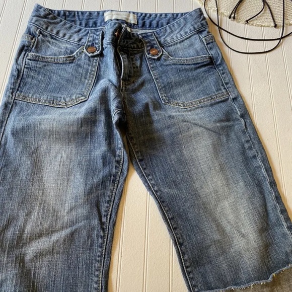 Maurices Capri Jeans Womens Size 1/2 Blue Cuffed Light Wash - Picture 2 of 5